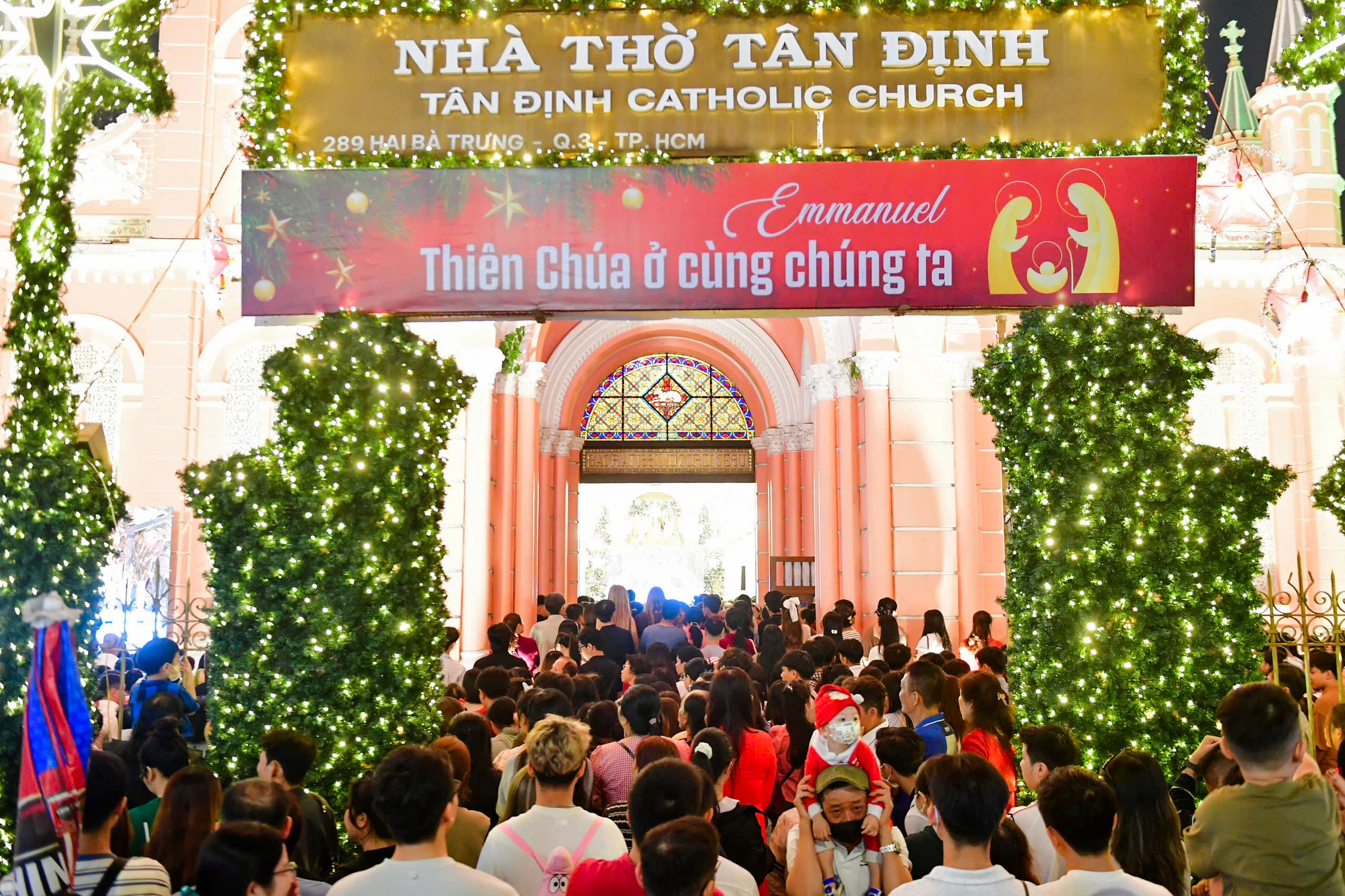 Đông nghịt người đón Giáng sinh - 16