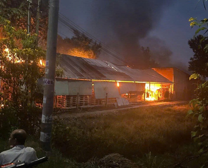 CLIP: Cục sạc dự phòng điện thoại gây cháy đỏ rực xưởng gỗ, thiệt hại lớn - 1