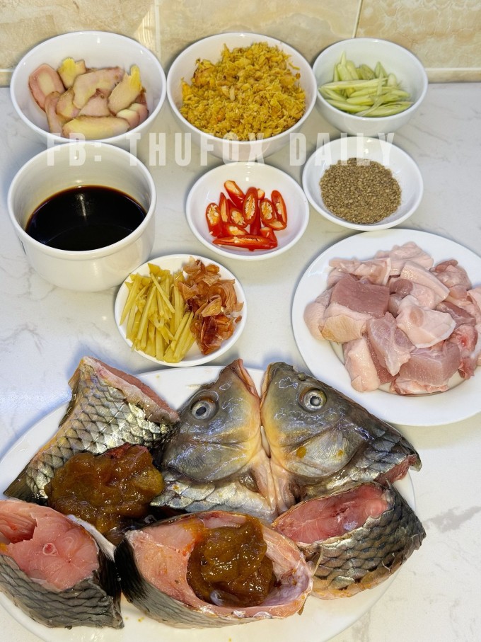 Nguyên liệu nấu món cá kho riềng. Ảnh: Thu Fox Daily