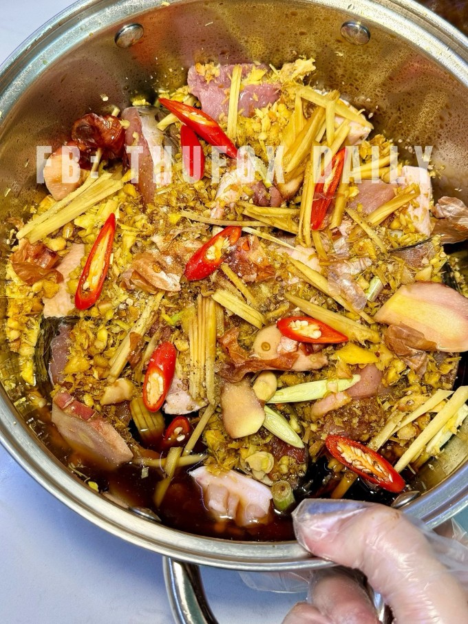 Nồi cá trước khi kho. Ảnh: Thu Fox Daily