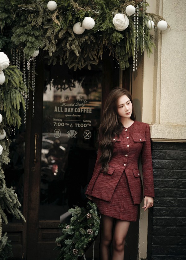 Diện một set dạ đỏ thanh lịch ngồi trà chiều bên cây thông đón Noel, Phan Minh Huyền khiến công chúng xôn xao vì quá đỗi xinh đẹp, phong tặng luôn cho cô là “nàng thơ Noel”.