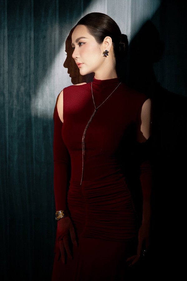 Hiện tại, “Cách em 1 milimet” được đánh giá là một trong 10 bộ phim truyền hình nổi bật của VTV, nhiều thời điểm vươn lên dẫn đầu bảng xếp hạng phim truyền hình Việt trên các nền tảng của nhà đài.