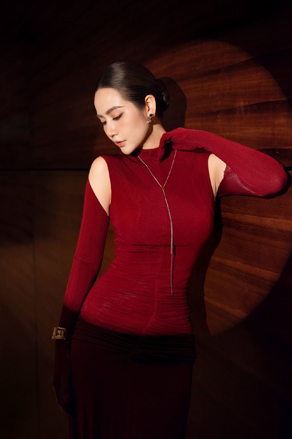 Phan Minh Huyền cho biết, việc “gặp” nhân vật Ngân là món quà và cũng là may mắn lớn trong năm 2025, khi cô có được vai diễn đúng với mong ước, lần đầu đảm nhận vai làm mẹ trên phim, đồng thời nhận về rất nhiều sự quan tâm và yêu thương từ khán giả.