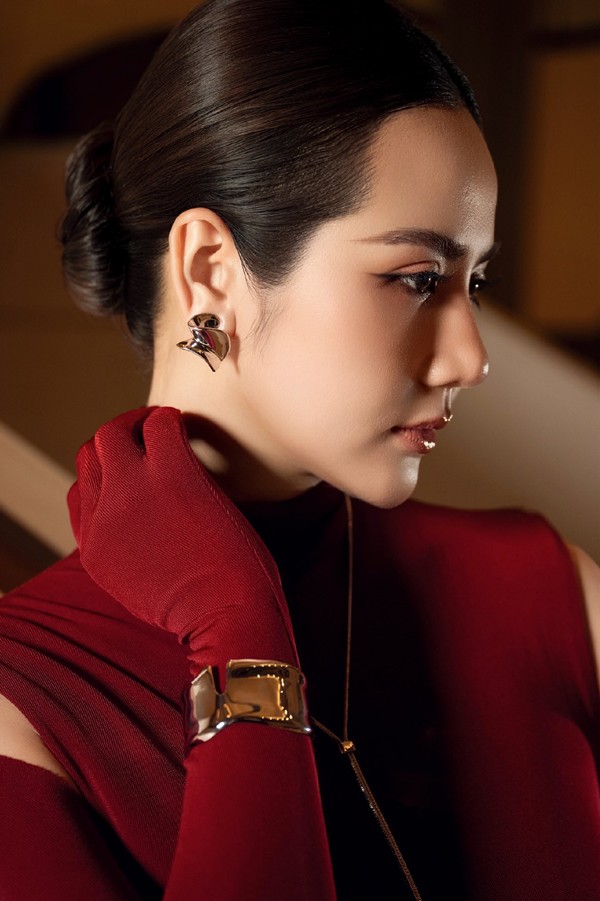 Với vai Ngân, Phan Minh Huyền ghi điểm nhờ diễn xuất có chiều sâu, thể hiện trọn vẹn nội tâm phức tạp, nhiều tâm tư và nỗi niềm của một người phụ nữ trưởng thành.