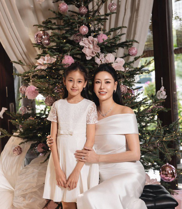 Nàng hậu U50 ghi điểm với tạo hình thanh lịch, nhẹ nhàng mà cuốn hút.