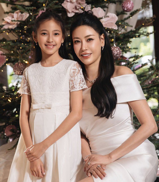 Hoa hậu Hà Kiều Anh khoe vẻ đẹp quý phái cùng con gái Viann trong không gian Giáng sinh ấm áp.