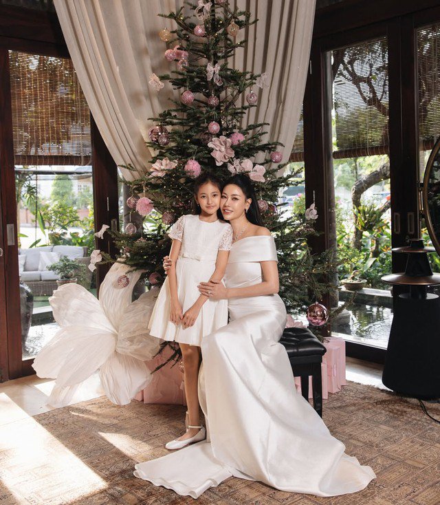 Phong cách sang trọng giúp Hà Kiều Anh giữ vững khí chất hoa hậu theo năm tháng.