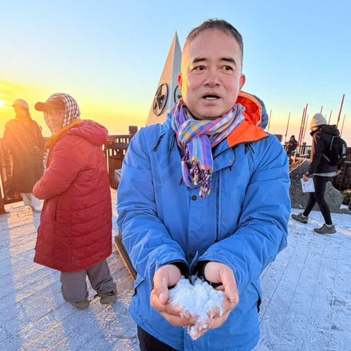 Du khách trải nghiệm băng giá tại đỉnh Fansipan. (Ảnh: Sun World Fansipan Legend)