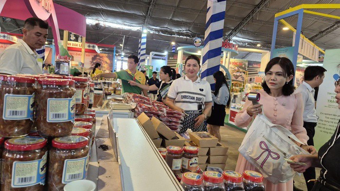 Sắm Tết sớm ở hội chợ Ảnh: Ngọc Ánh