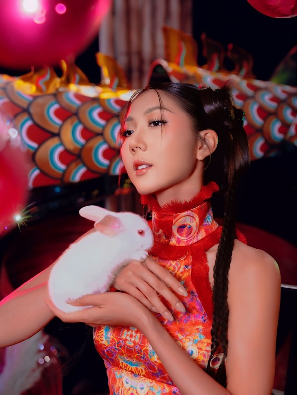 Ngọc Quyên vốn là một siêu mẫu hoạt động tại các sàn catwalk ở Việt Nam và xuất hiện trên các trang bìa uy tín. Ngoài sân khấu thời trang, Ngọc Quyên còn là diễn viên quen mặt khán giả phía Nam với các phim như: Tuyết nhiệt đới (2006), Có lẽ nào ta yêu nhau (2009), Gia đình số đỏ (2010), Mỹ nhân kế (2013)...&nbsp;Dù không xuất hiện trên sàn catwalk như thời kỳ đỉnh cao nhưng Ngọc Quyên vẫn giữ dáng bằng cách chơi thể thao, tập gym và yoga.