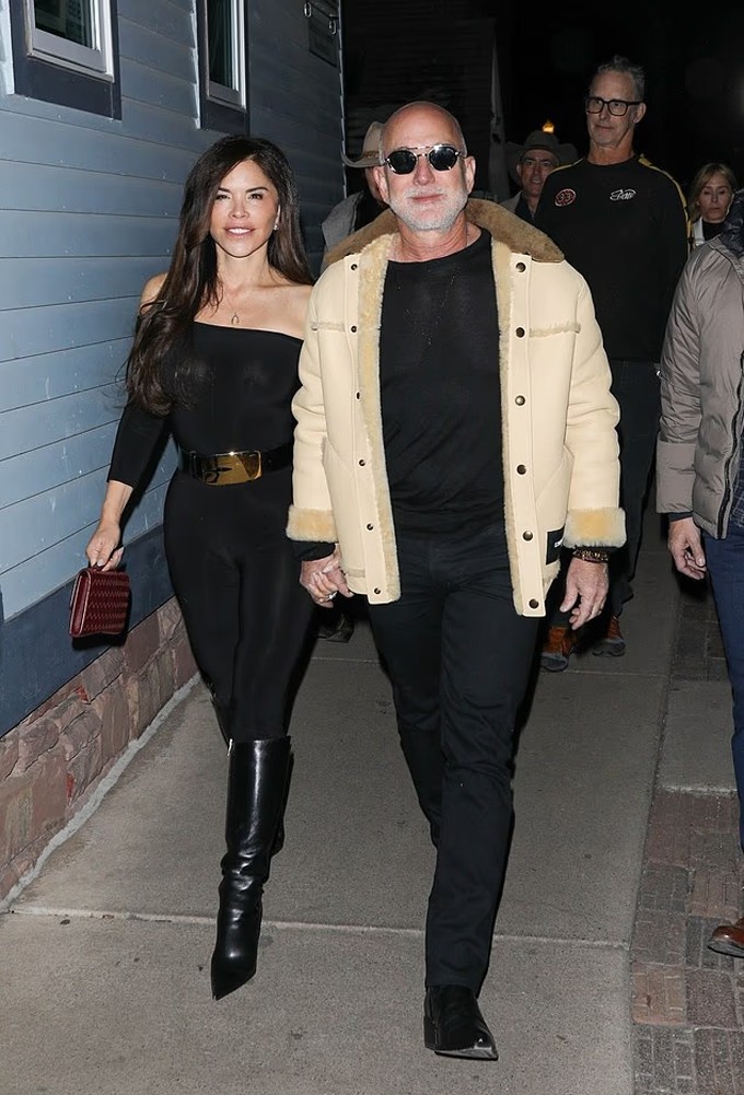 Vợ chồng tỷ phú Jeff Bezos sánh đôi ở Aspen hôm 23/12. Ảnh: Backgrid