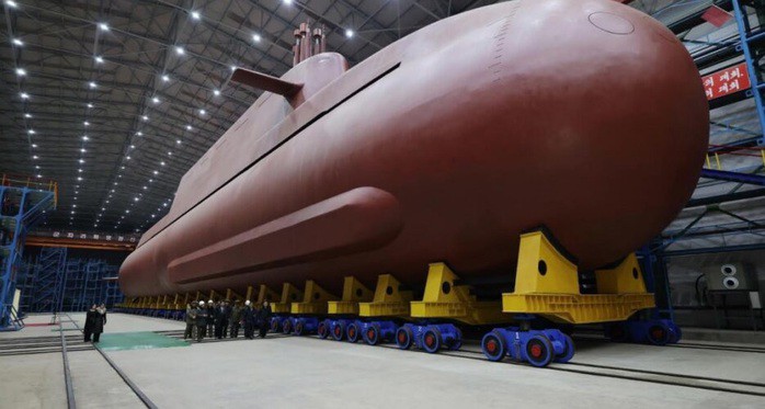 Ông Kim Jong-un thị sát tàu ngầm chạy bằng năng lượng hạt nhân. Ảnh: Rodong Sinmun