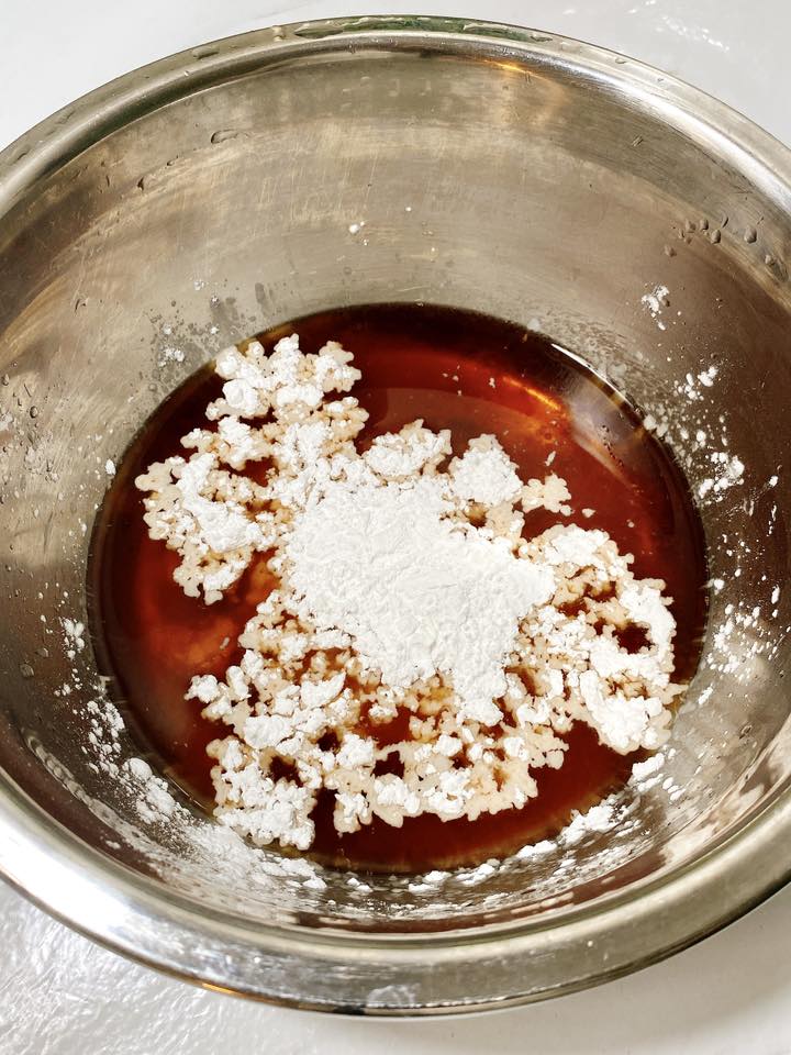 Cho bột năng vào nước đường hoà tan