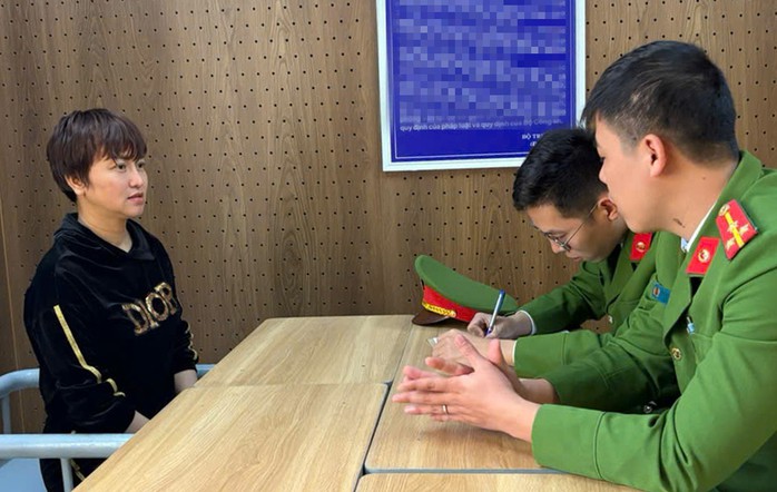 Công an lấy lời khai của Nguyễn Thị Thu, người "đã chết" 5 năm bỗng trở về. Ảnh: Công an Thanh Hóa