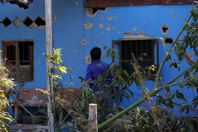 Nhà cửa của người dân Campuchia bị hư hại. Ảnh: Khmer Times