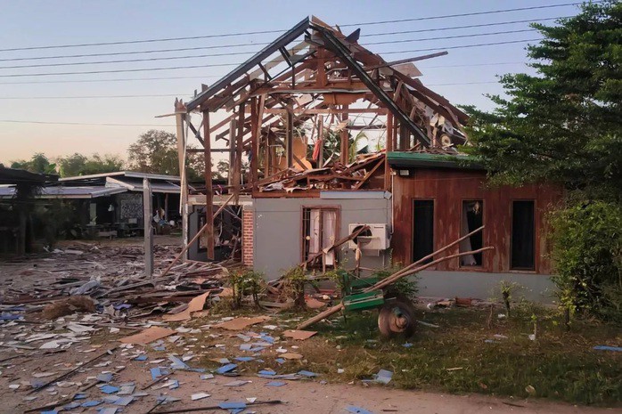 Một ngôi nhà tại Ban Klong Pang, huyện Ta Phraya, tỉnh Sa Kaeo, bị hư hại nghiêm trọng sau khi trúng tên lửa từ phía Campuchia vào rạng sáng 25-12. Ảnh: Quân đoàn 1 Thái lan