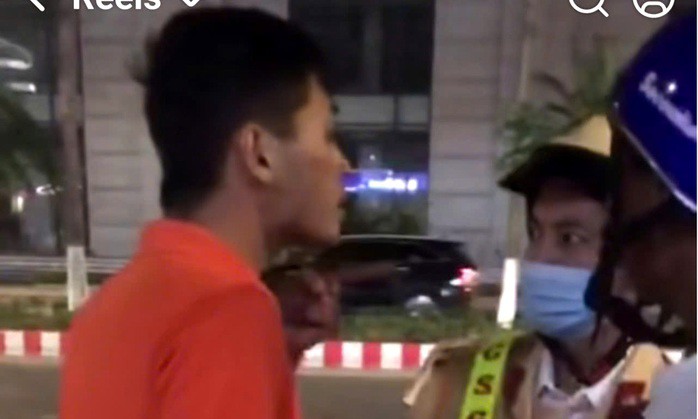 Sau khi uống rượu, Quý (áo đỏ) đã có hành vi lăng mạ, tấn công cán bộ CSGT. Ảnh: Công an cung cấp