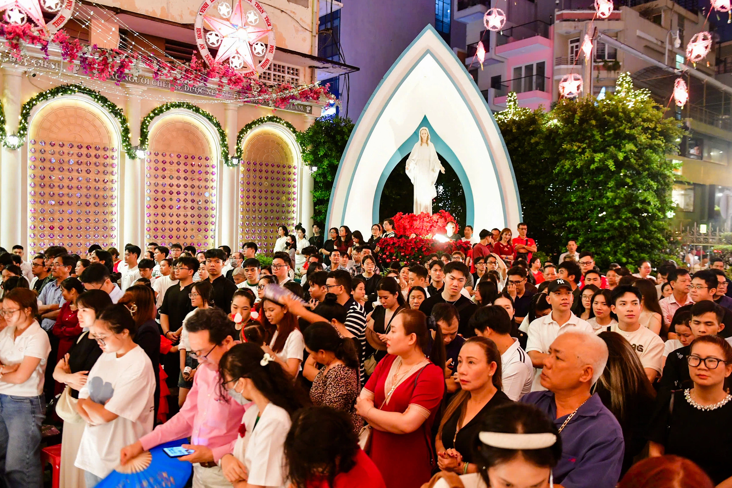 Đông nghịt người đón Giáng sinh - 17