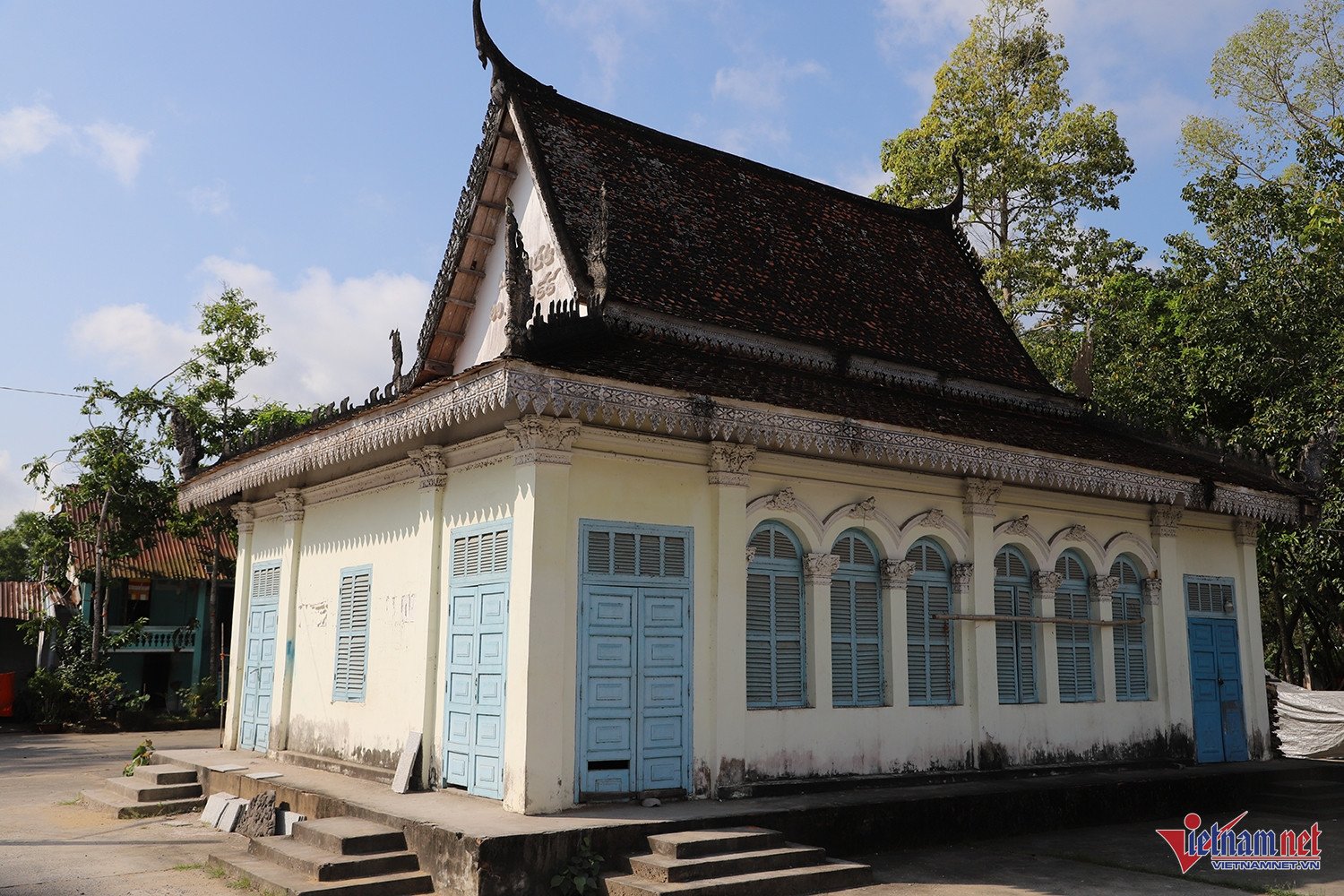 Ngôi chùa nổi bật với sự kết hợp hài hòa giữa kiến trúc, điêu khắc và hội họa, tạo nên vẻ uy nghi, thanh thoát