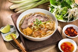 Lạnh trời vào bếp nấu tô bún bò Huế ngon khó cưỡng