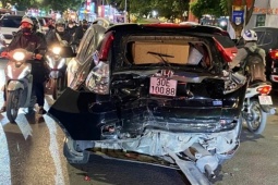 Ô tô gây tai nạn liên hoàn, nhiều người bị thương ở Hà Nội