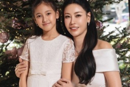 Hoa hậu Hà Kiều Anh và con gái Viann diện đồ sang chảnh đón Giáng sinh