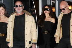 Vợ chồng Jeff Bezos diện đồ đồng điệu đi chơi Giáng sinh