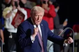 Tổng thống Mỹ Trump đặt mục tiêu vượt Trung Quốc trong cuộc đua trở lại Mặt trăng