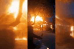 CLIP: Cục sạc dự phòng điện thoại gây cháy đỏ rực xưởng gỗ, thiệt hại lớn