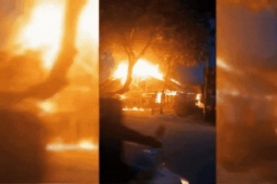 CLIP: Cục sạc dự phòng điện thoại gây cháy đỏ rực xưởng gỗ, thiệt hại lớn