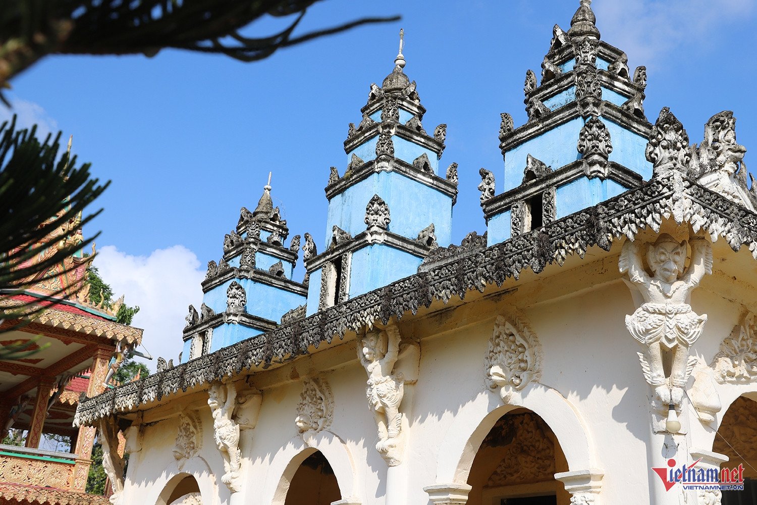 Ngôi chùa nổi bật với sự kết hợp hài hòa giữa kiến trúc, điêu khắc và hội họa, tạo nên vẻ uy nghi, thanh thoát