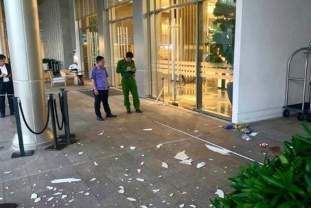 Người nước ngoài nghi rơi lầu ở New World Hoiana, camera ghi cảnh 2 người vội vã rời đi