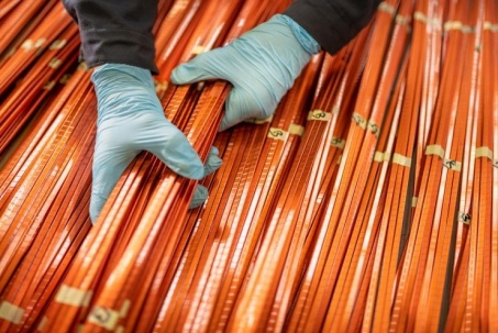 Giá đồng tăng vọt lập kỷ lục mới