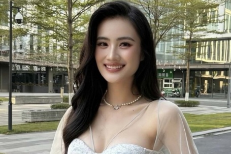 Hoa hậu Ý Nhi làm nhân viên bán hàng Dior