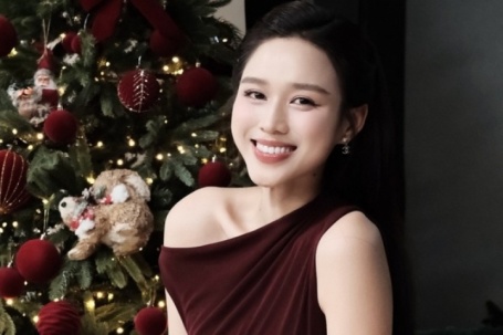 Đỗ Thị Hà diện váy ngắn cũn đón Noel đầu bên chồng