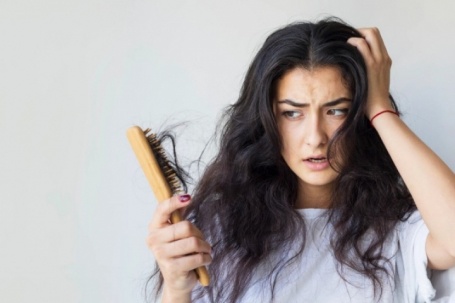 Vì sao tóc dễ rụng, khô xơ hơn vào mùa đông?