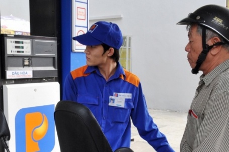 Giá xăng RON95 giảm mạnh về mốc 19.000 đồng/lít