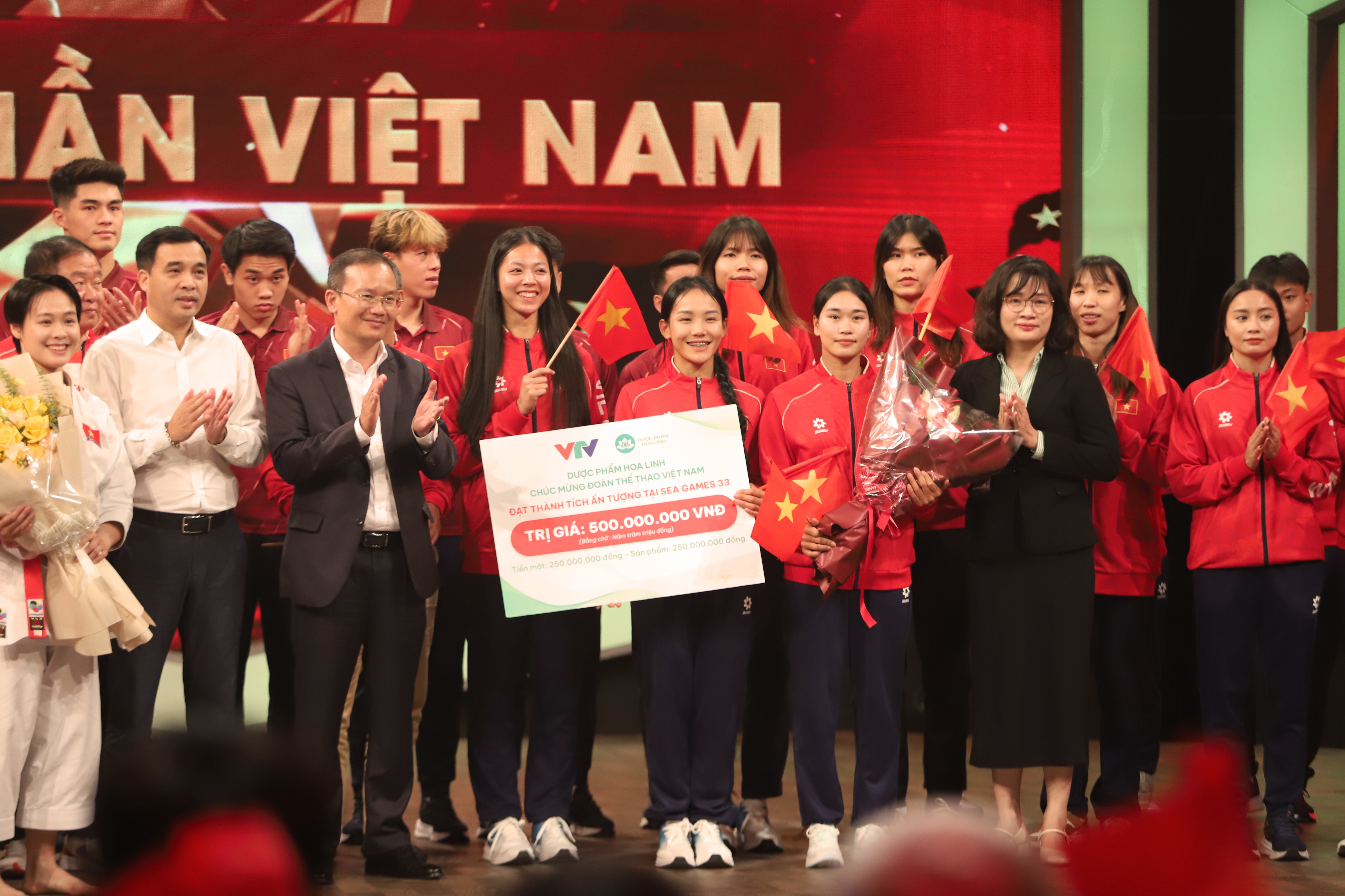Dược phẩm Hoa Linh trao tặng quà tổng trị giá 500 triệu trong Gala “Tinh thần Việt Nam -SEA Games 33”