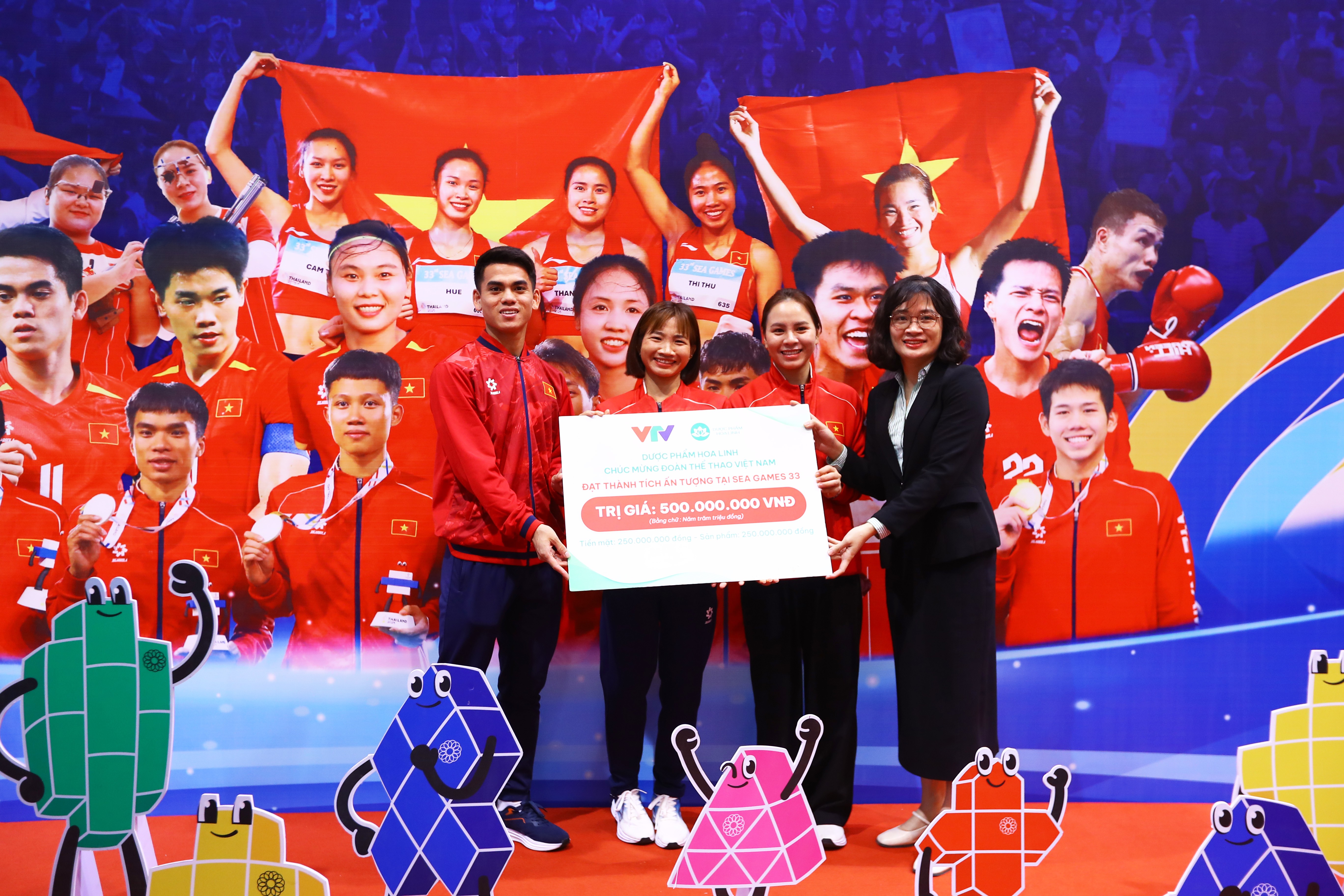 Đại diện Công ty CP Dược Phẩm Hoa Linh trao thưởng cho Đoàn thể thao Việt Nam