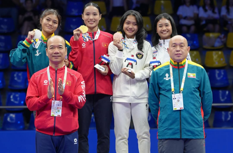 Ở nội dung này, Hoàng Thị Thùy Giang của Việt Nam (áo đỏ) giành HCV sau khi đánh bại đối thủ Myanmar trong trận chung kết