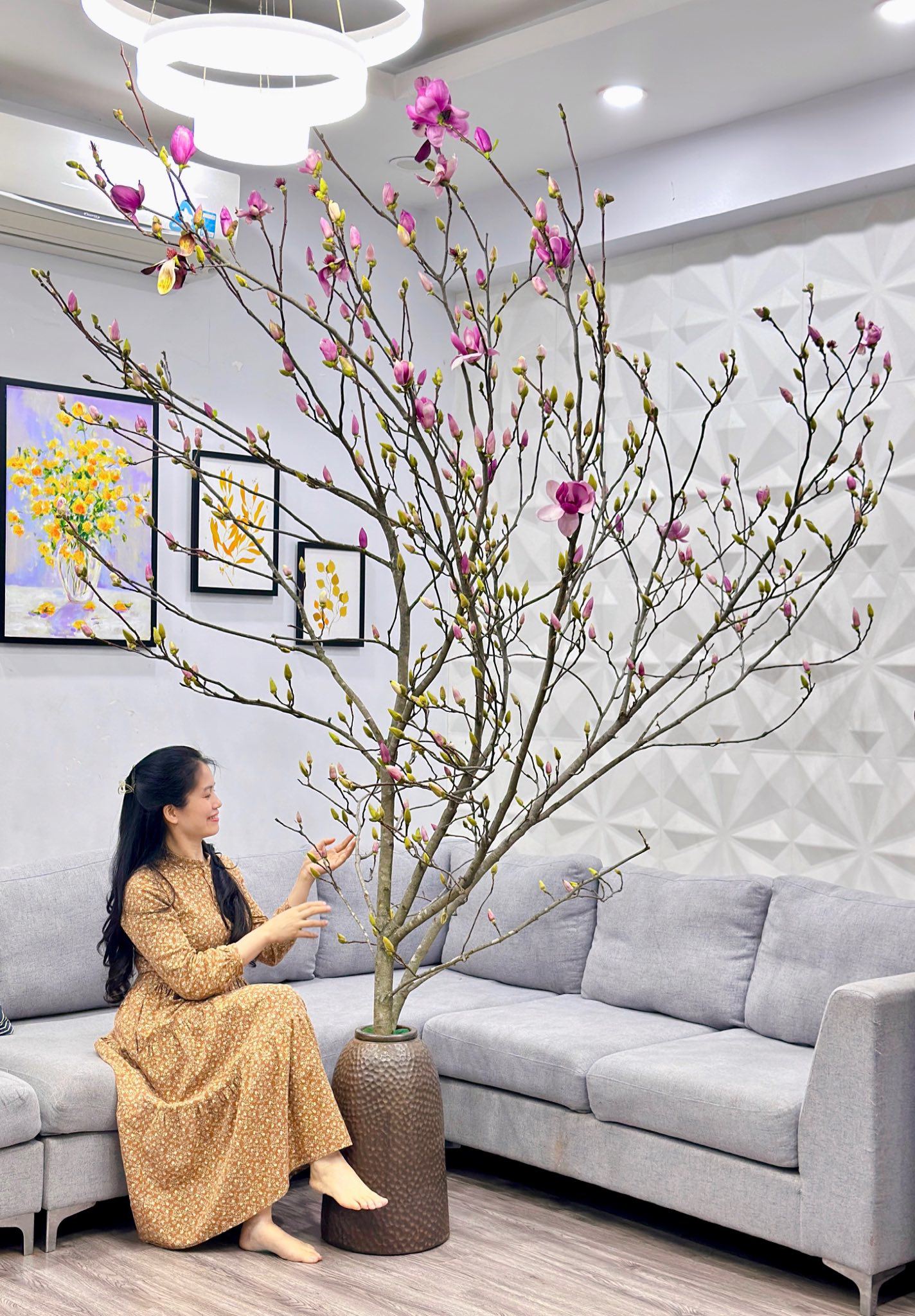 Hình ảnh cành hoa mộc lan nhà chị Hà Lê chia sẻ thu hút gần 6 nghìn lượt quan tâm trên mạng xã hội. (Ảnh: NVCC).