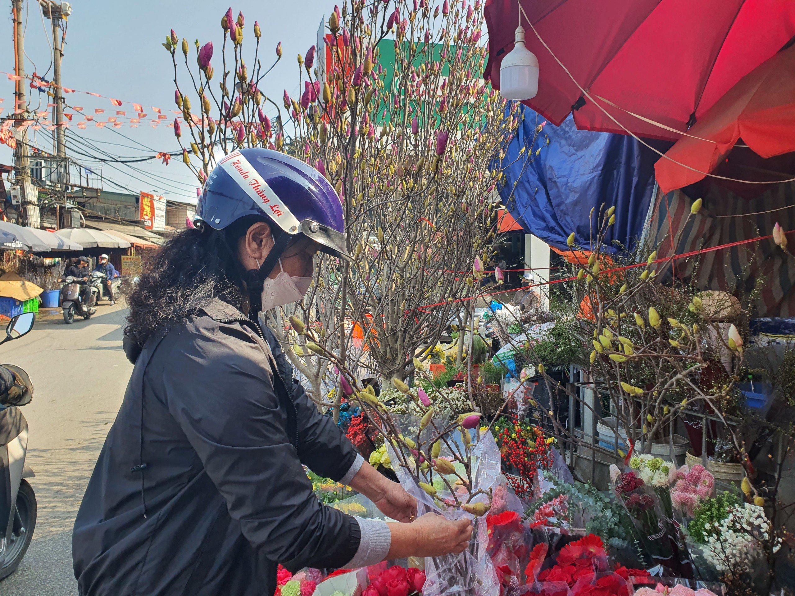 Những cành mộc lan nhỏ được bán theo bó với giá từ 120-150 nghìn đồng/bó.
