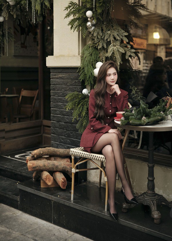 Trong bộ phim đang phát sóng “Cách em 1 milimet”, Phan Minh Huyền tiếp tục “đốn tim” khán giả, đặc biệt là phái nữ, với diện mạo xinh đẹp, khí chất “tổng tài” cùng gu thời trang thanh lịch, thời thượng.