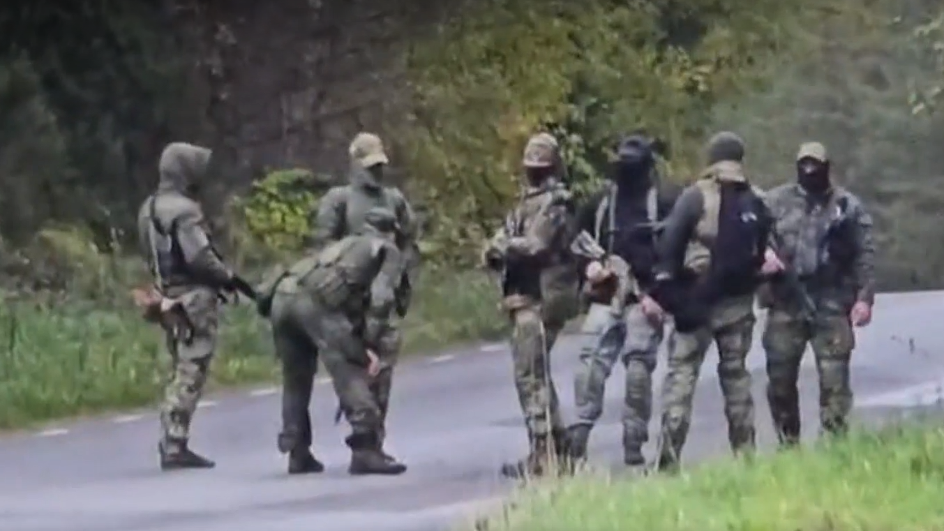 Hình ảnh nhóm binh sĩ Nga xuất hiện ở khu vực biên giới với Estonia. Ảnh: ERR News.