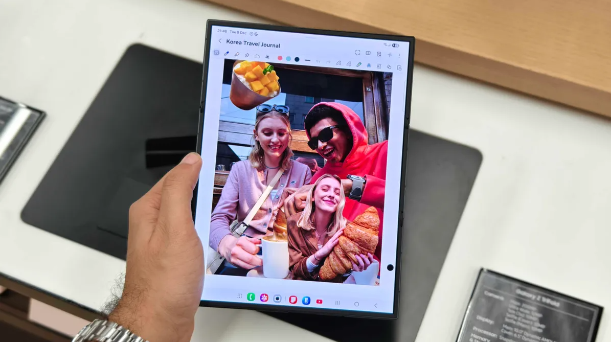 Galaxy Z TriFold cho trải nghiệm như máy tính bảng.
