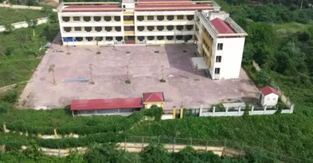 Xót xa hai ngôi trường khang trang bỏ hoang nhiều năm ở Hà Nội