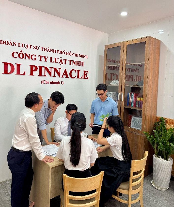 Nghiên cứu hồ sơ, trao đổi, tranh luận trước mỗi phiên tòa. Ảnh: DLPL