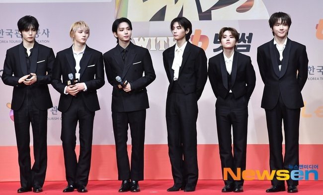 BOYNEXTDOOR, ENHYPEN, RIIZE, ENHYPEN, TXT đổ bộ với Âu phục tông đen như hoàng tử, "chú rể" trên thảm đỏ. Riêng TREASURE "chơi trội" một chút với đồ da tông nâu đỏ, đứng im thì "swag", cử động là loi nhoi không để đâu hết quậy.