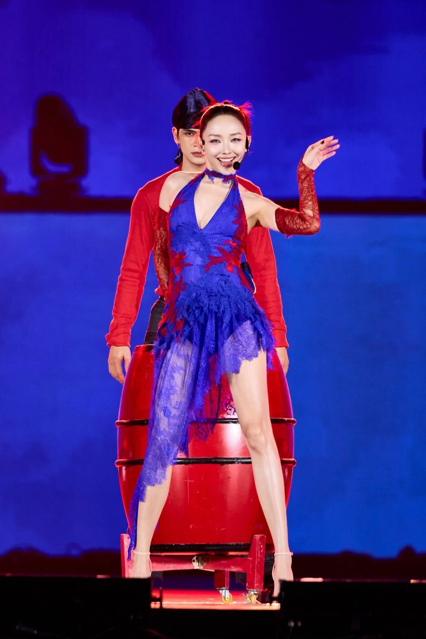 Tại Y-CONCERT cuối tuần qua, Tóc Tiên được đánh giá là một trong những mỹ nhân mặc đẹp nhất đại nhạc hội. Nữ ca sĩ hợp tác cùng stylist Kelbin Lei để có được gần 10 bộ trang phục biểu diễn.