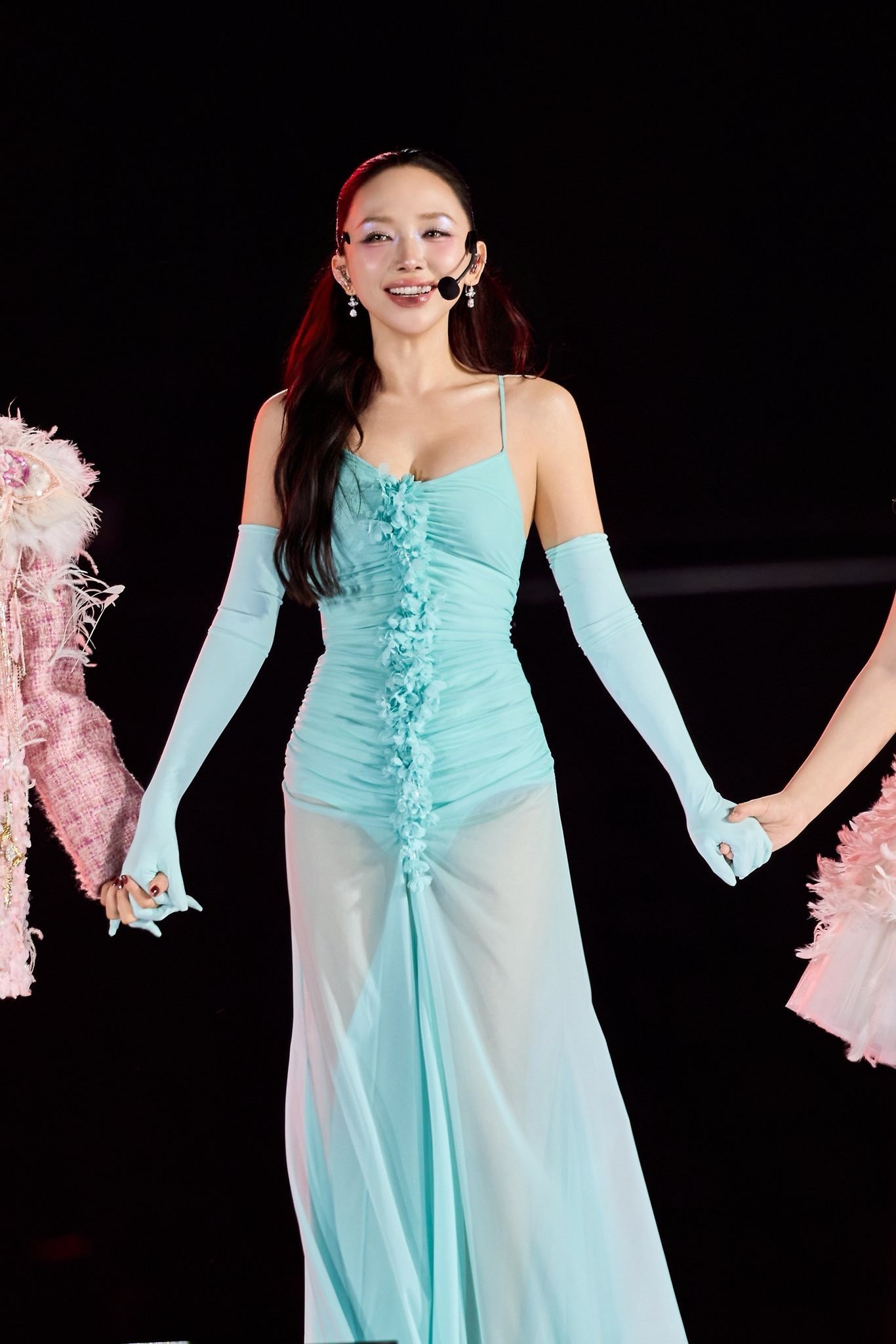 Tóc Tiên ưu ái các thiết kế ôm sát, cúp ngực hoặc có chất liệu xuyên thấu để tôn lên vóc dáng thon gọn. Sao nữ sinh năm 1988 cũng hướng đến lối trang điểm, làm tóc phóng khoáng, trưởng thành hơn.